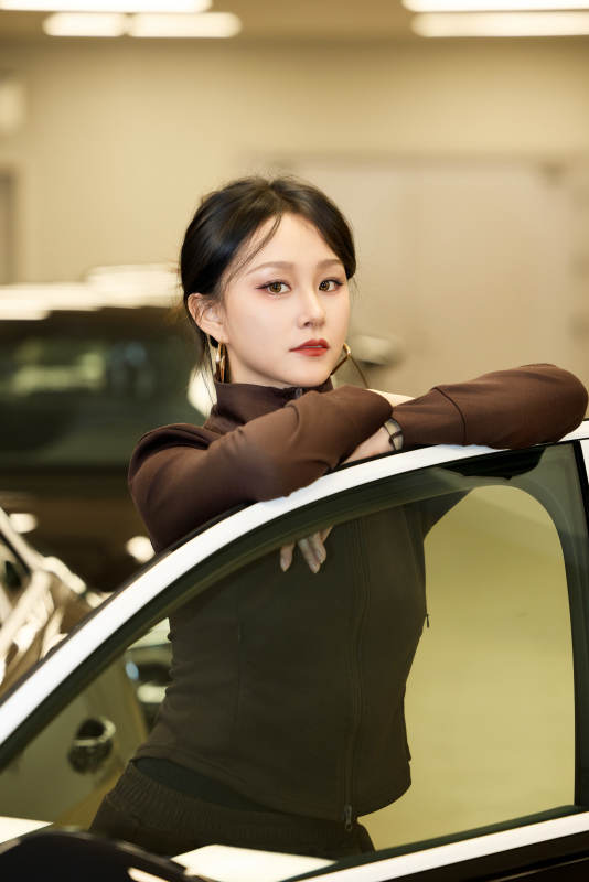 在汽车4S店试驾车辆的亚洲美女图片