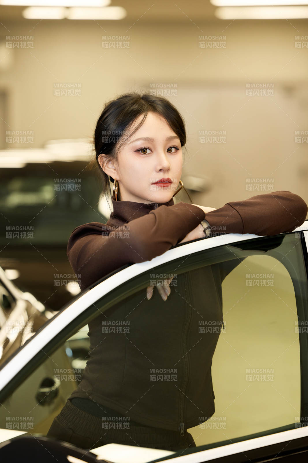 在汽车4S店试驾车辆的亚洲美女图片