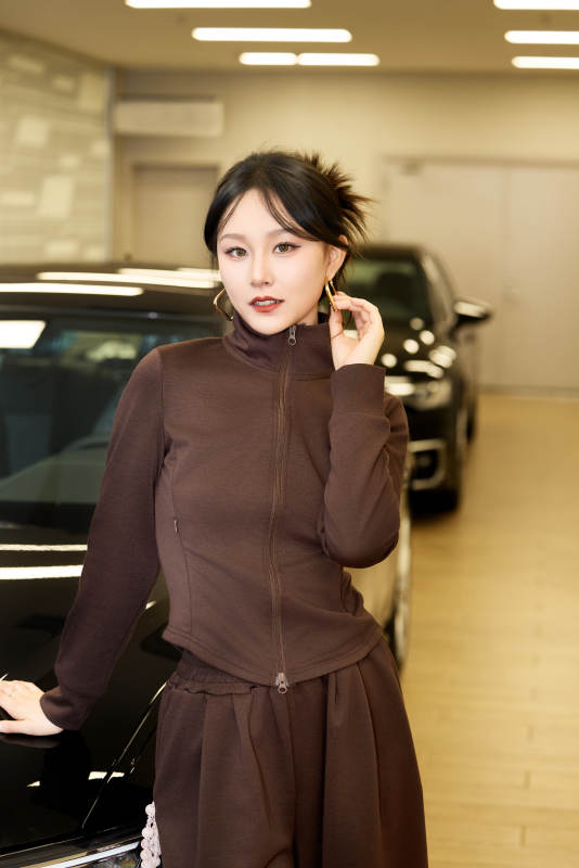 在汽车4S店试驾车辆的亚洲美女图片