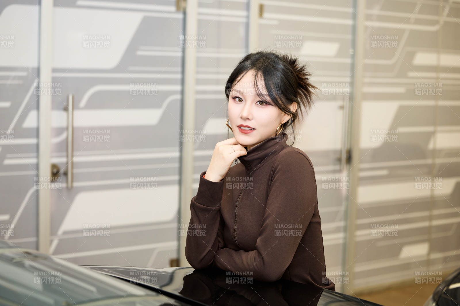 在汽车4S店试驾车辆的亚洲美女图片