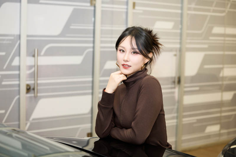 在汽车4S店试驾车辆的亚洲美女图片