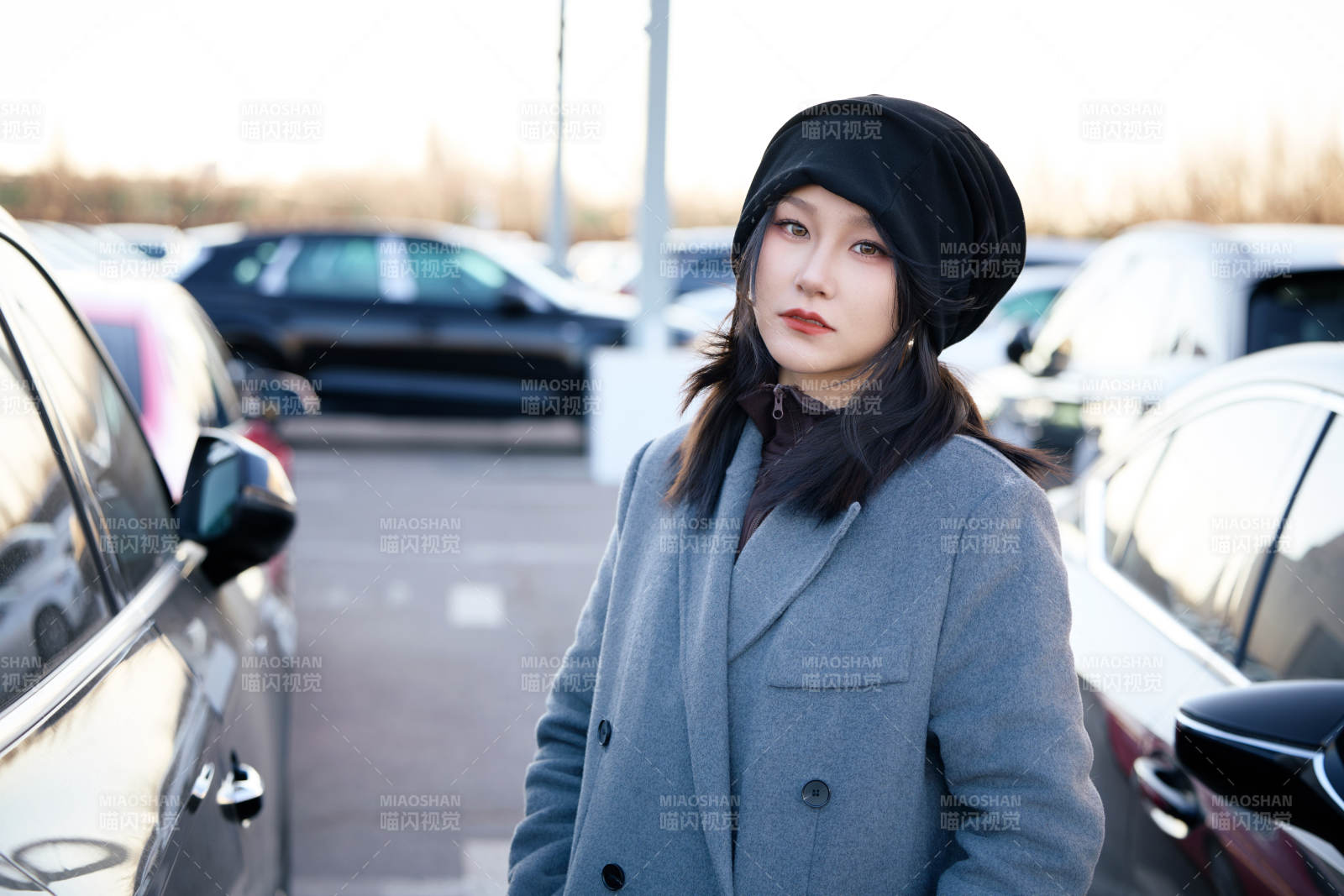 初冬在户外停车场拍照的亚洲美女图片