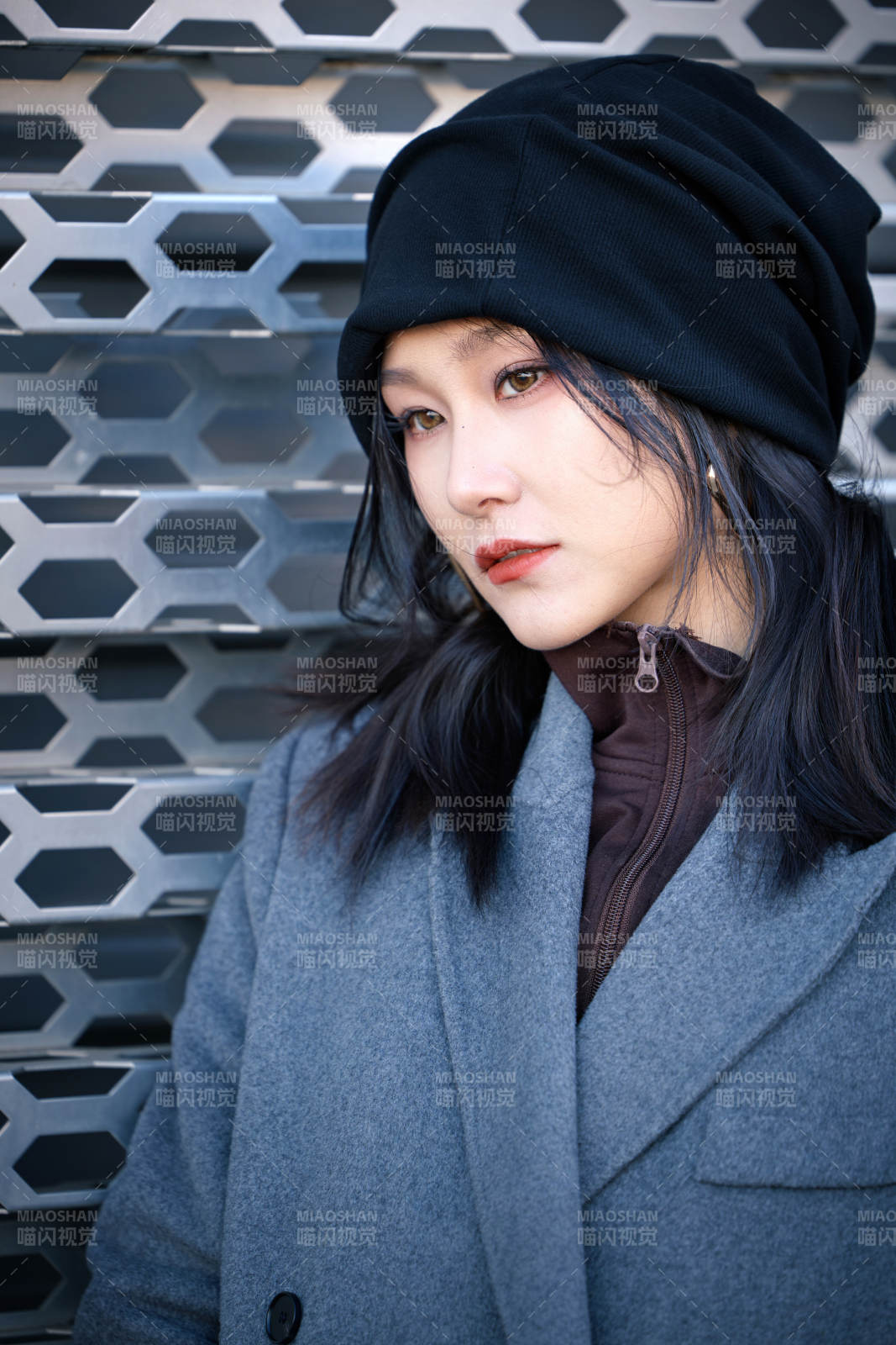 初冬在户外停车场拍照的亚洲美女图片