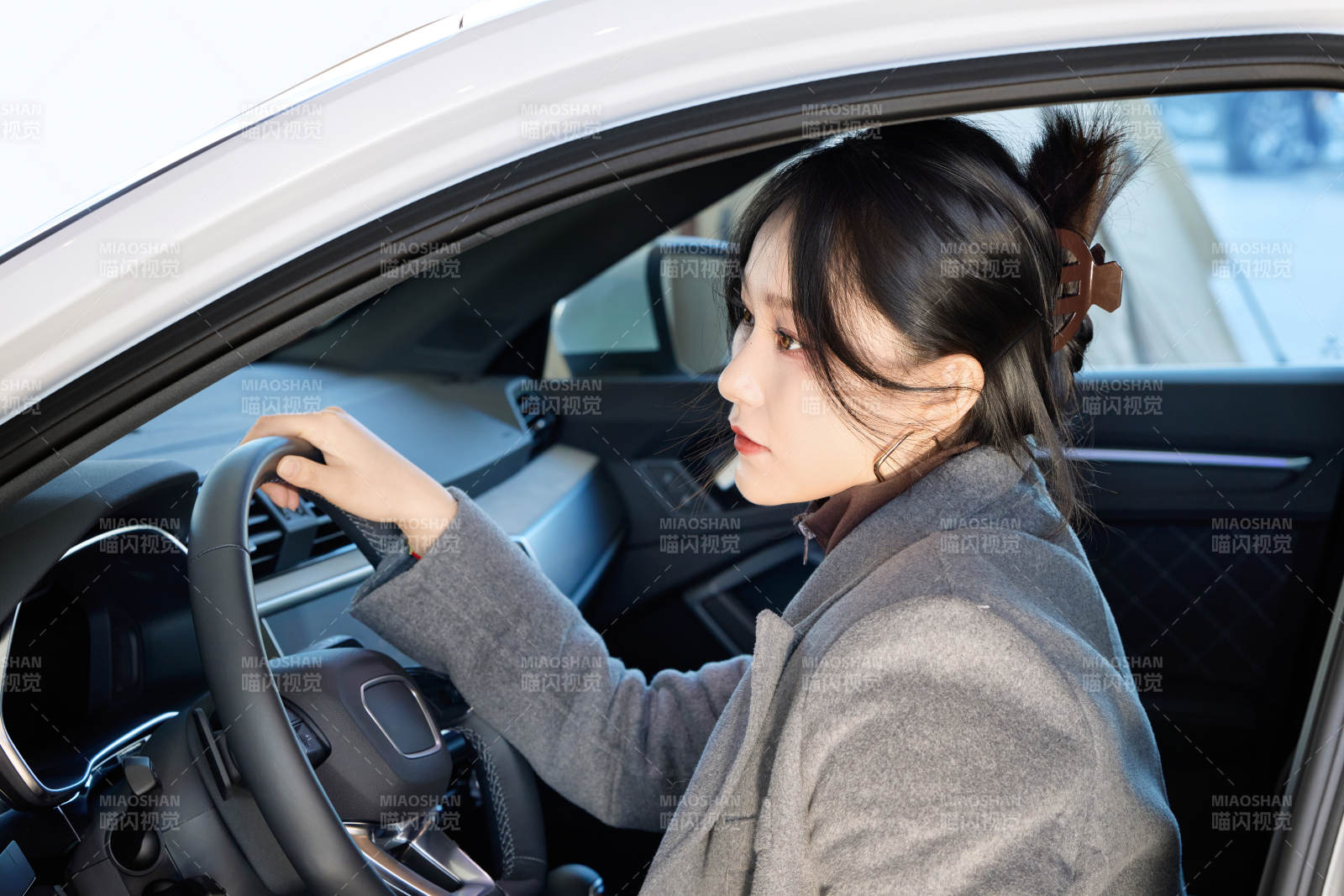 在汽车4S店试驾车辆的亚洲美女图片