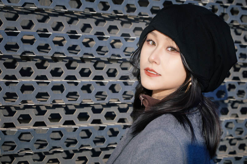 初冬在户外停车场拍照的亚洲美女图片