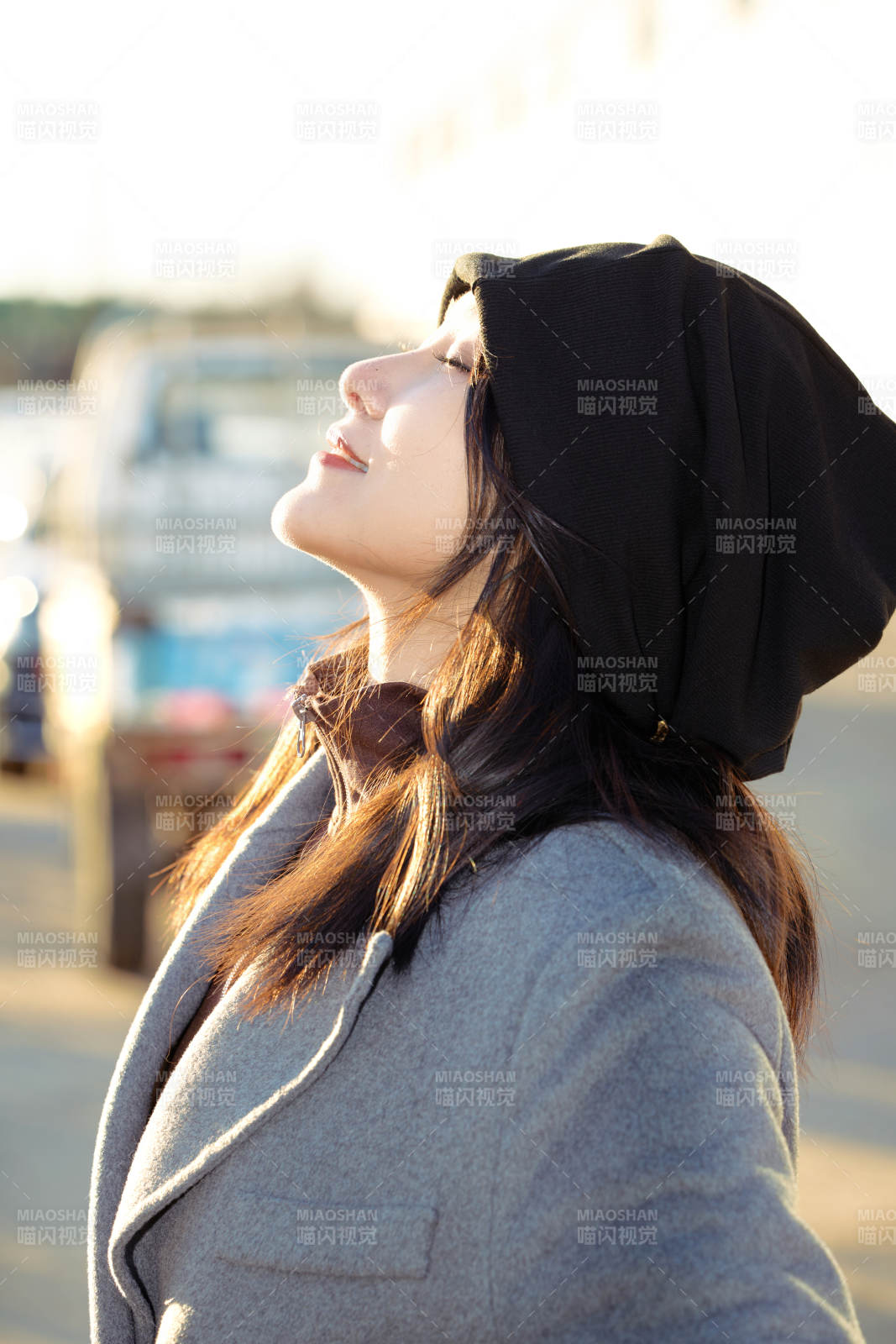 初冬在户外停车场拍照的亚洲美女图片