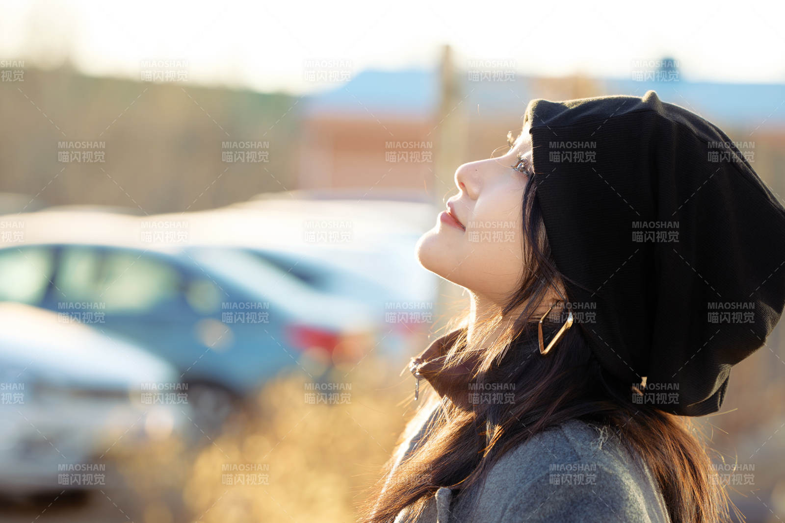 初冬在户外停车场拍照的亚洲美女图片