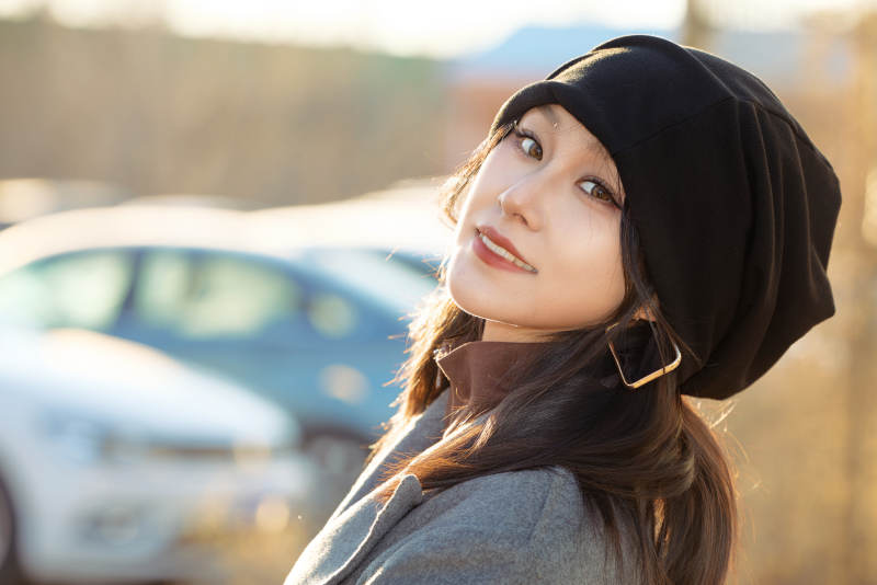 初冬在户外停车场拍照的亚洲美女图片