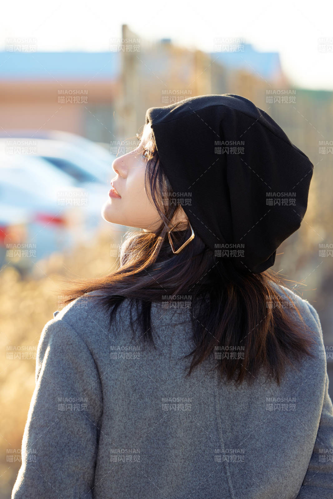 初冬在户外停车场拍照的亚洲美女图片