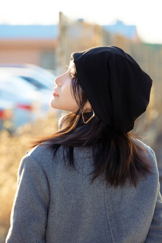 初冬在户外停车场拍照的亚洲美女图片