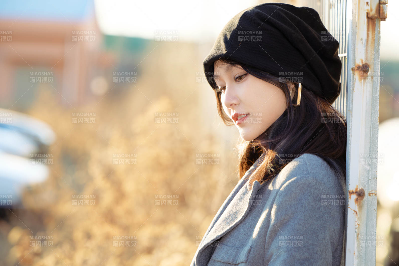 初冬在户外停车场拍照的亚洲美女图片