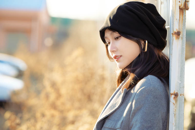 初冬在户外停车场拍照的亚洲美女图片