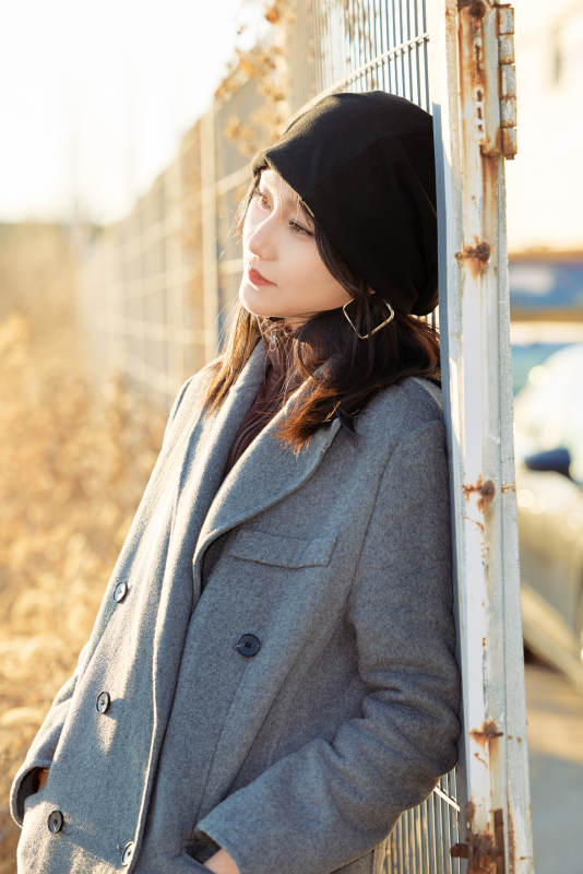 初冬在户外停车场拍照的亚洲美女图片