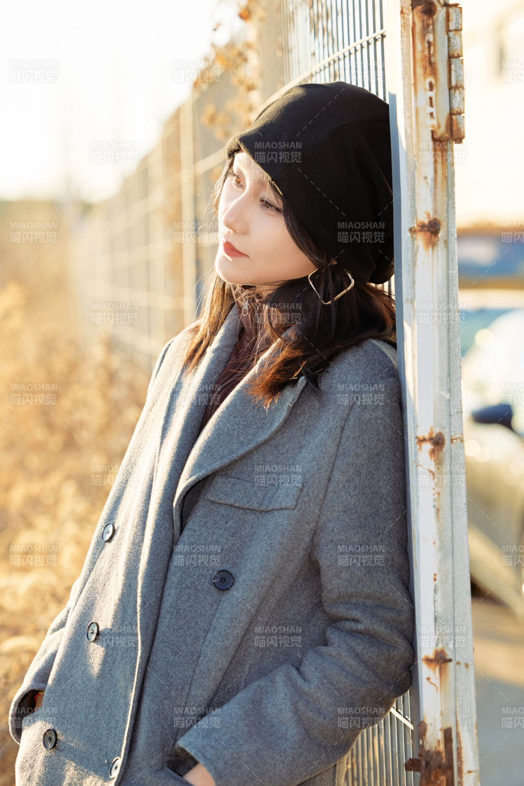 初冬在户外停车场拍照的亚洲美女图片