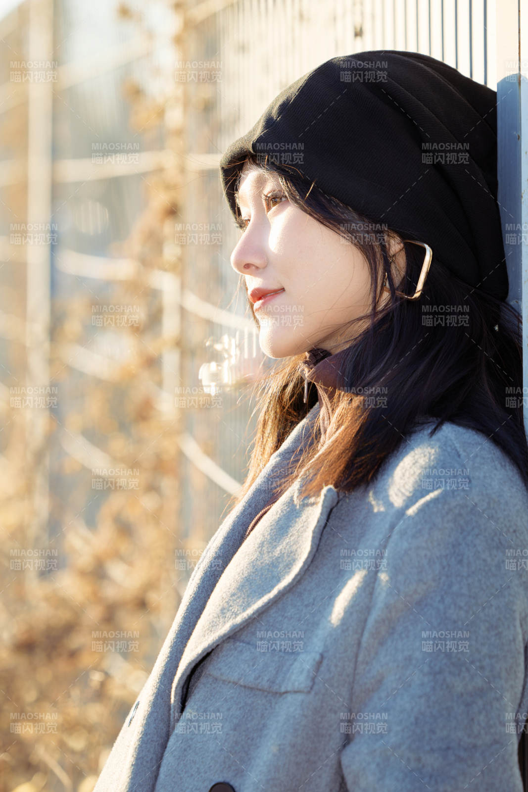 初冬在户外停车场拍照的亚洲美女图片