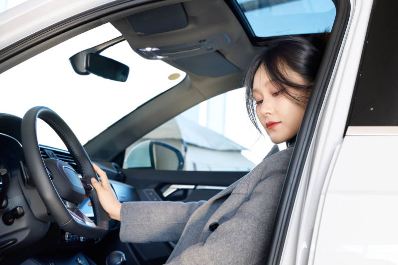 在汽车4S店试驾车辆的亚洲美女图片