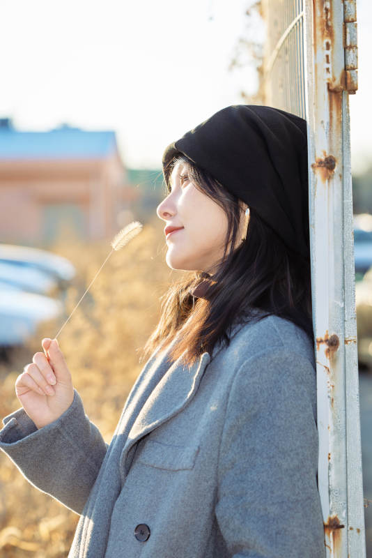 初冬在户外停车场拍照的亚洲美女图片