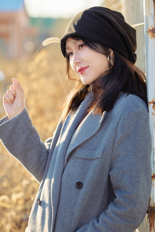 初冬在户外停车场拍照的亚洲美女图片