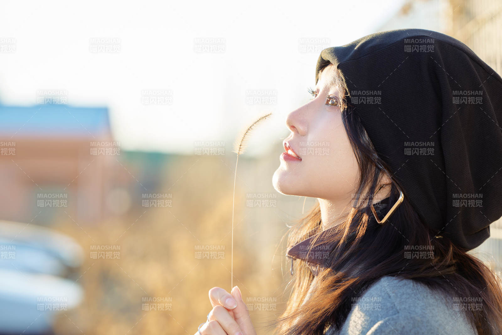 初冬在户外停车场拍照的亚洲美女图片