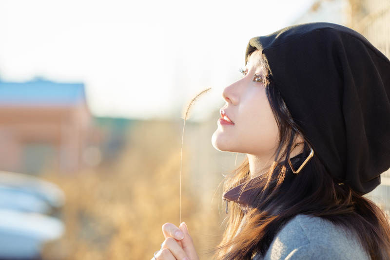 初冬在户外停车场拍照的亚洲美女图片