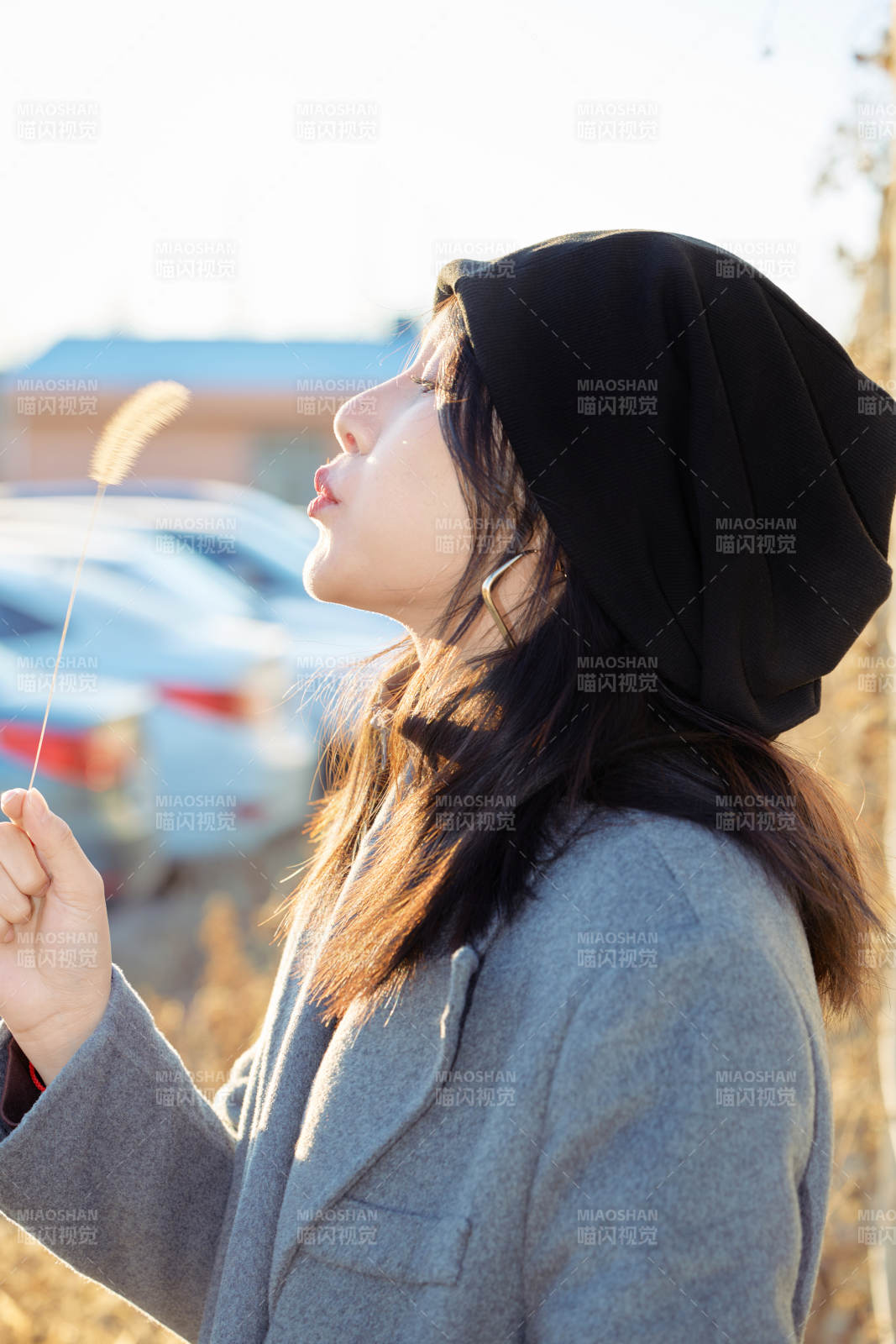初冬在户外停车场拍照的亚洲美女图片