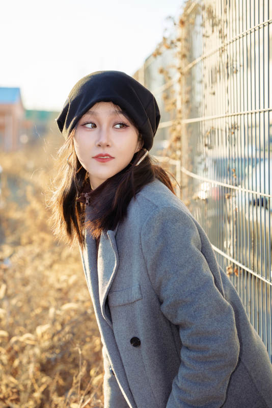 初冬在户外停车场拍照的亚洲美女图片