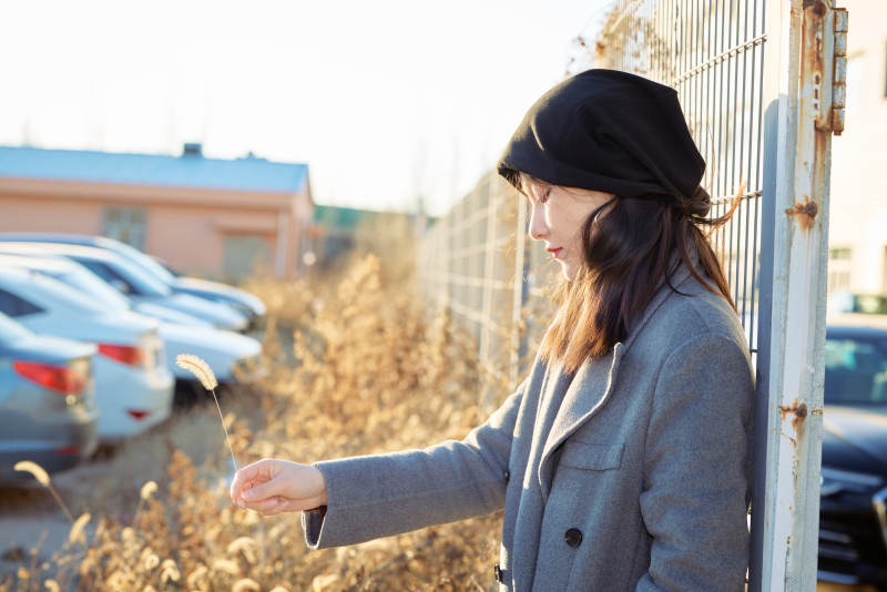 初冬在户外停车场拍照的亚洲美女图片