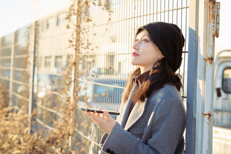 初冬在户外停车场拍照的亚洲美女图片