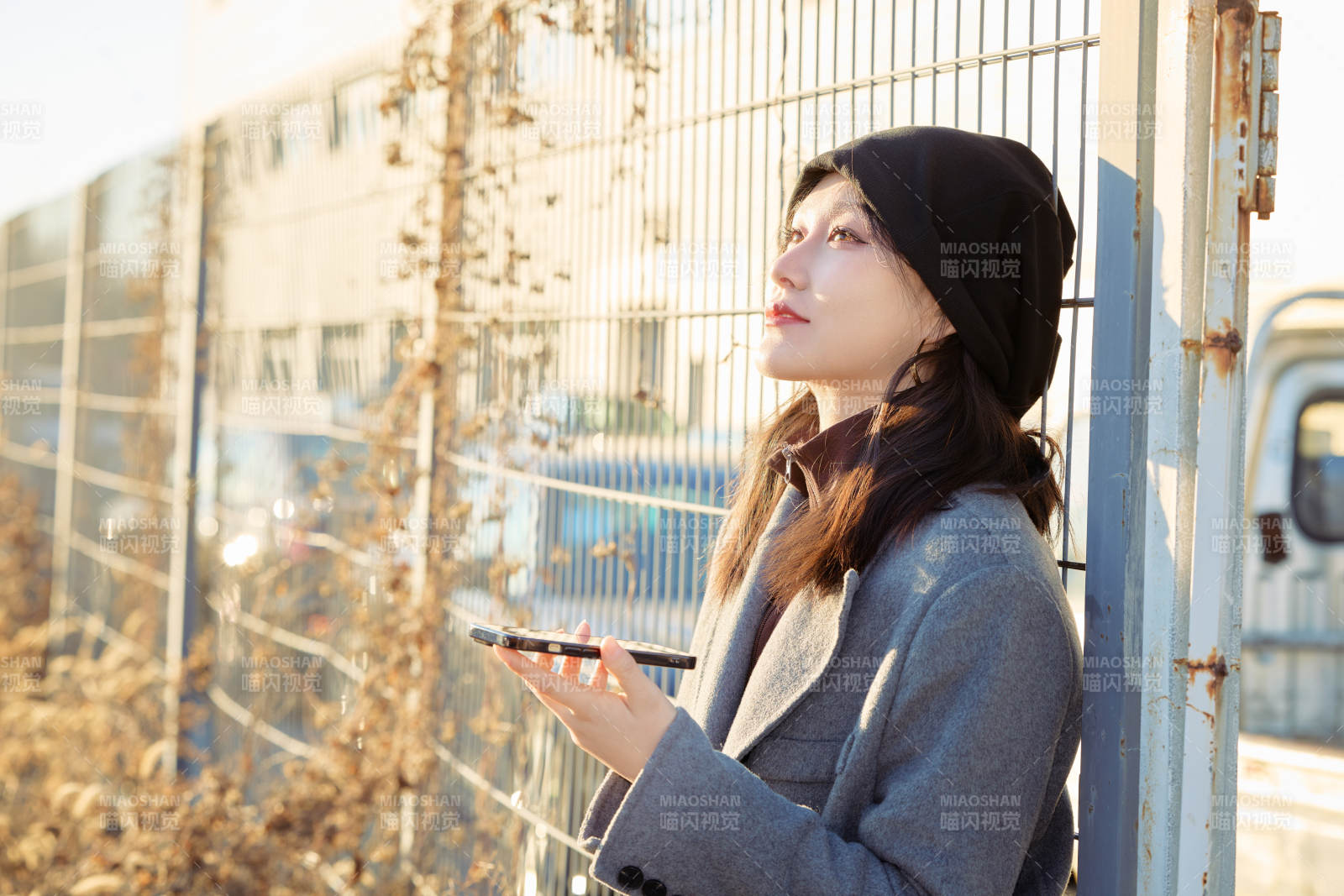 初冬在户外停车场拍照的亚洲美女图片