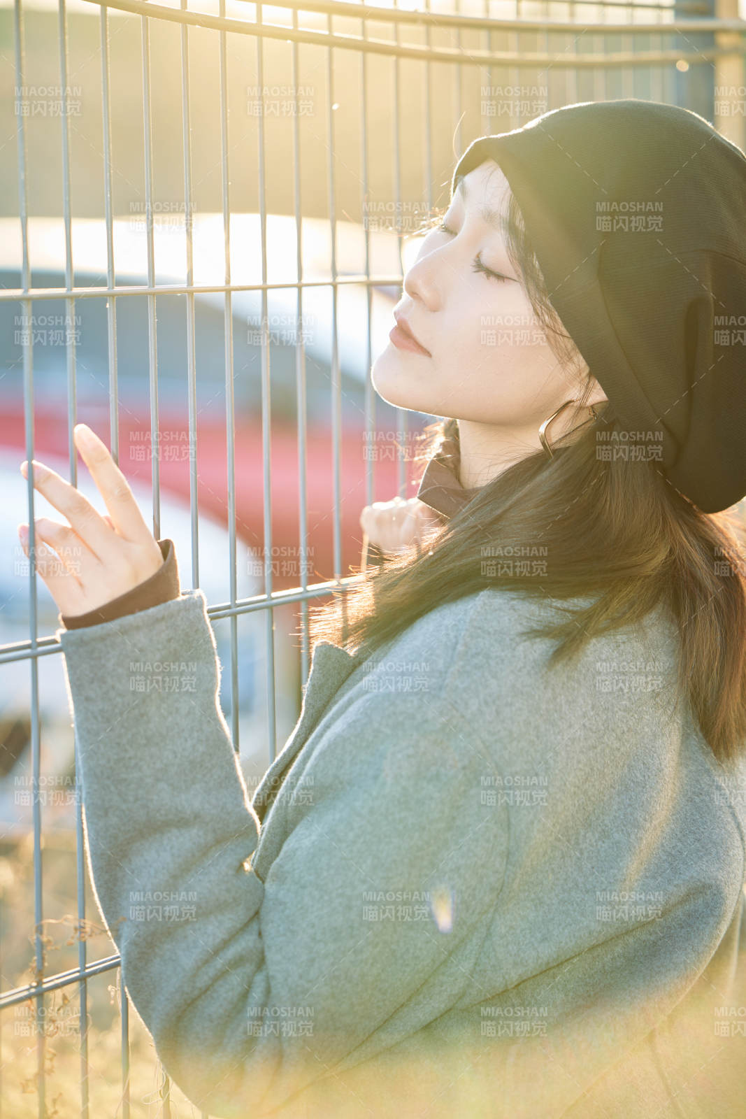 初冬在户外停车场拍照的亚洲美女图片