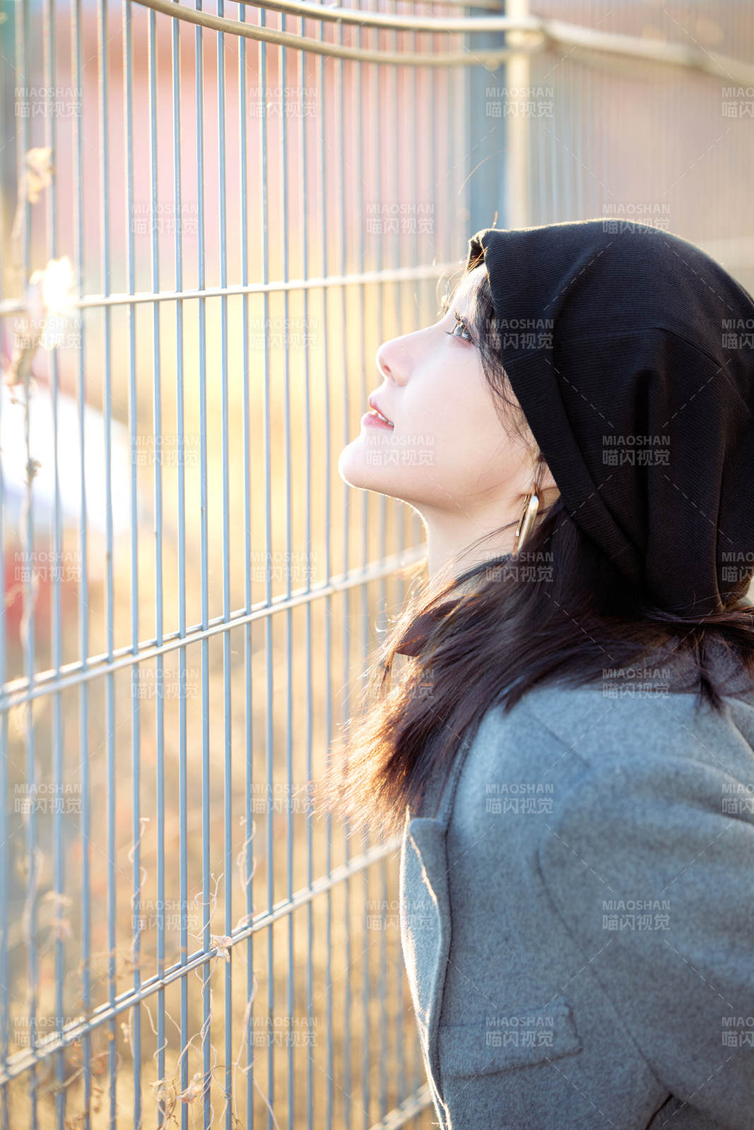 初冬在户外停车场拍照的亚洲美女图片