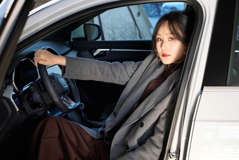 在汽车4S店试驾车辆的亚洲美女图片