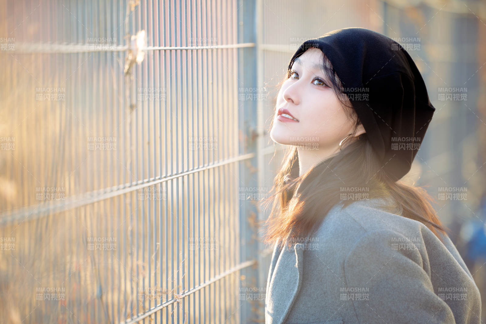 初冬在户外停车场拍照的亚洲美女图片