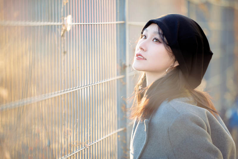 初冬在户外停车场拍照的亚洲美女图片