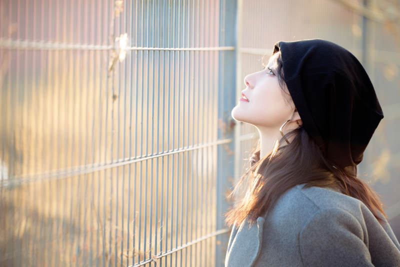 初冬在户外停车场拍照的亚洲美女图片