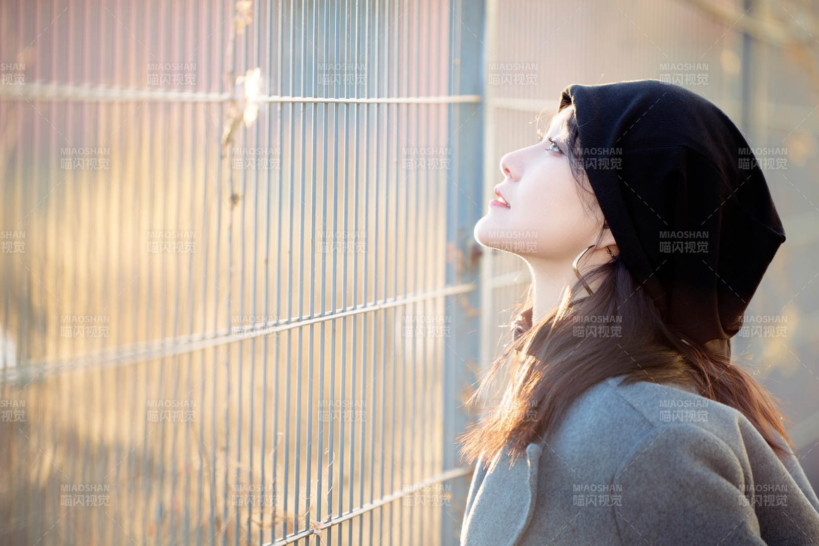 初冬在户外停车场拍照的亚洲美女图片