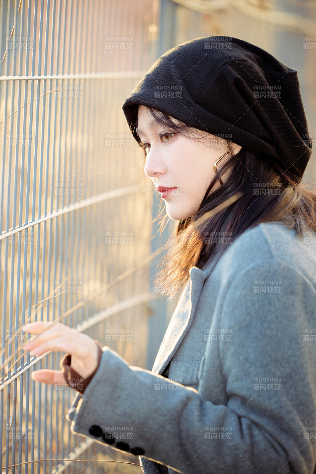 初冬在户外停车场拍照的亚洲美女图片