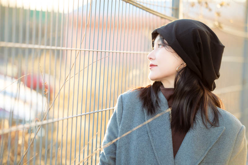 初冬在户外停车场拍照的亚洲美女图片