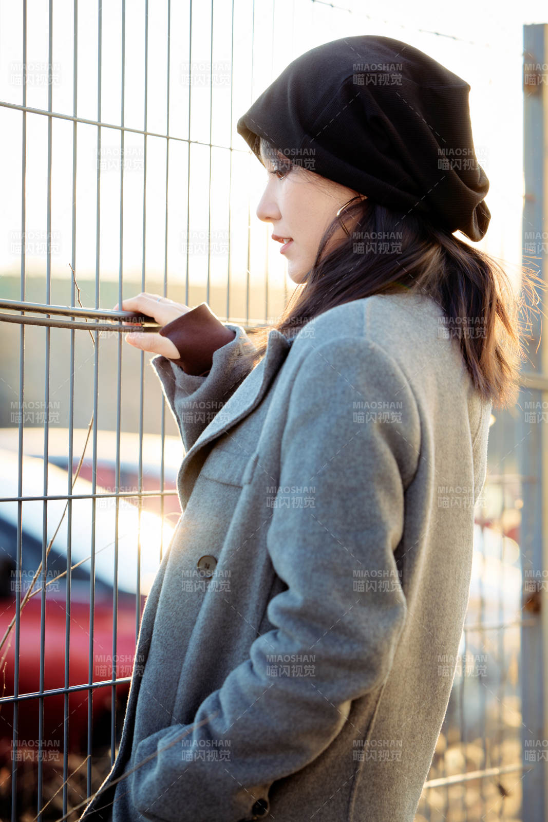 初冬在户外停车场拍照的亚洲美女图片