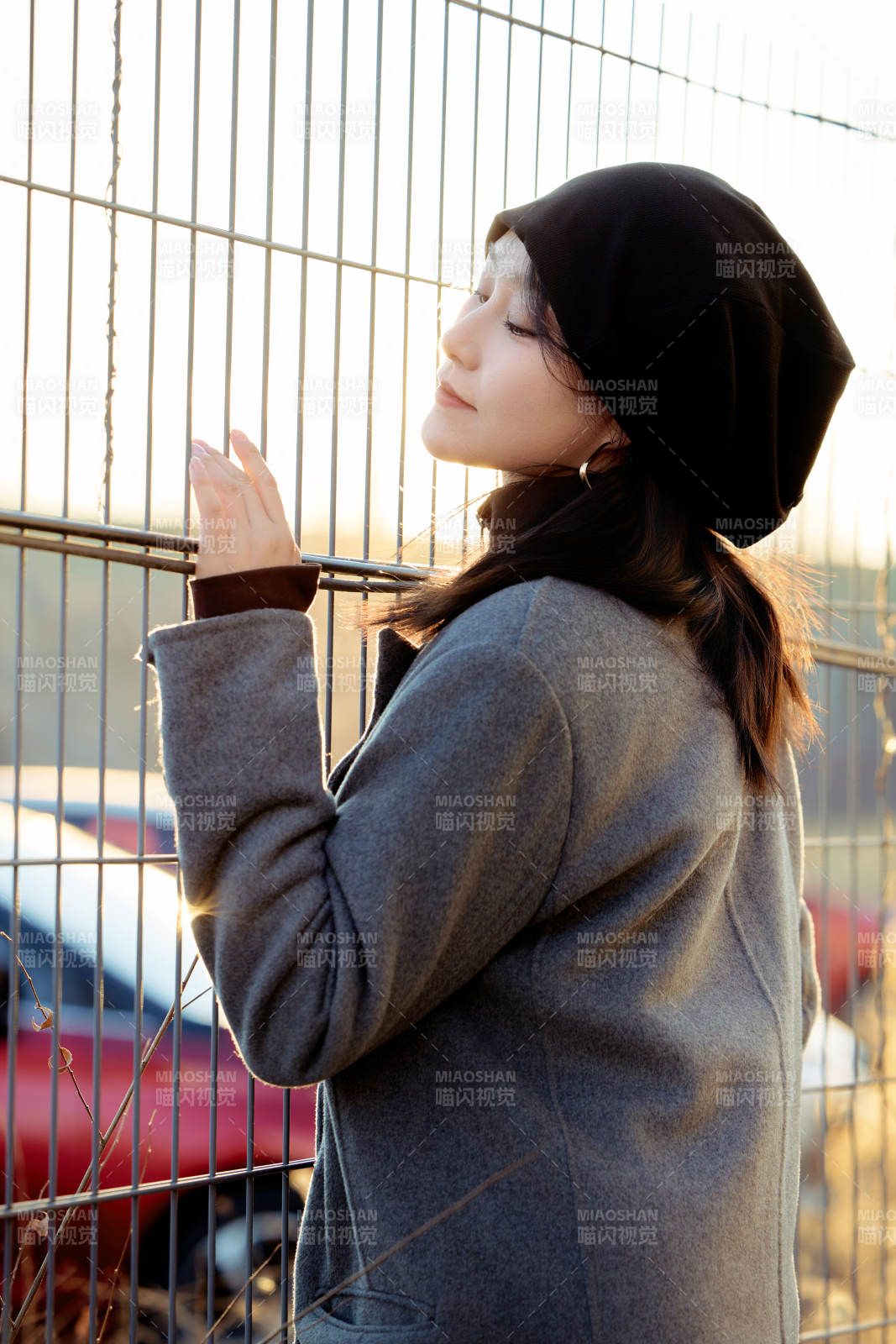 初冬在户外停车场拍照的亚洲美女图片