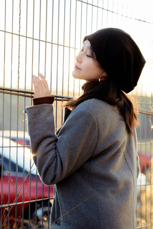 初冬在户外停车场拍照的亚洲美女图片