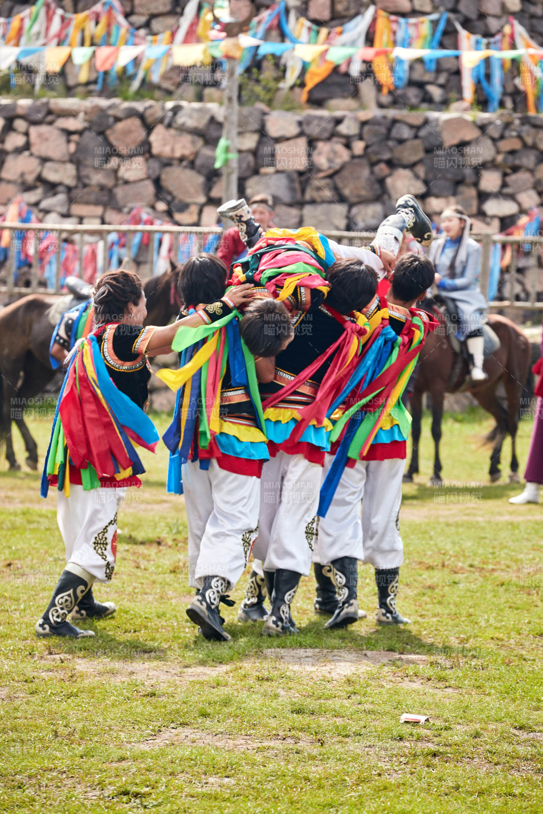 草原那达慕大会上的蒙古摔跤手图片