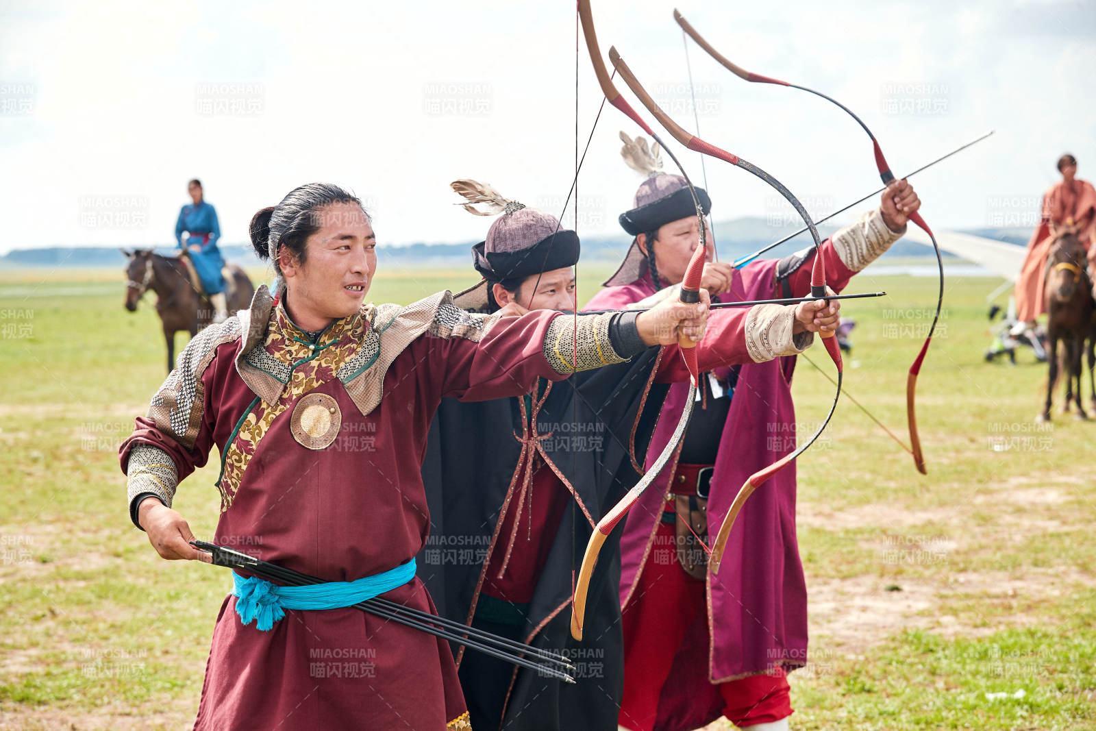 草原那达慕大会上的蒙古弓箭手图片