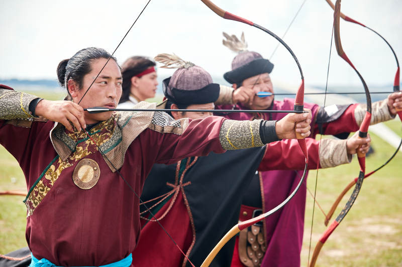 草原那达慕大会上的蒙古弓箭手图片