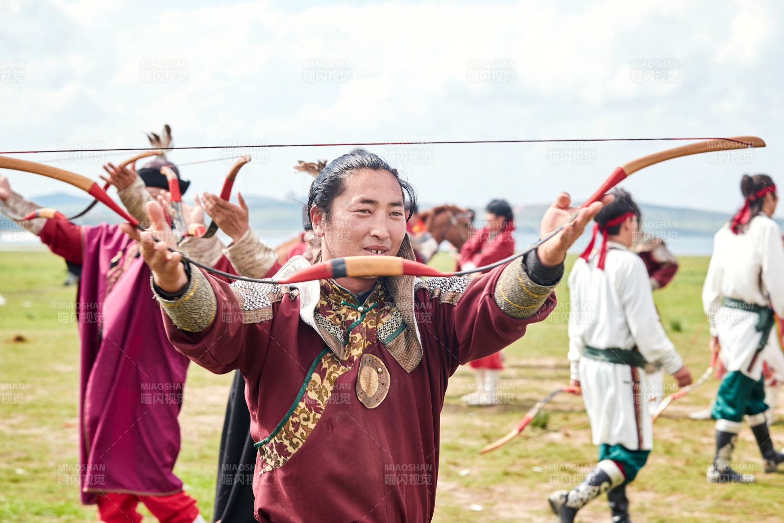 草原那达慕大会上的蒙古弓箭手图片