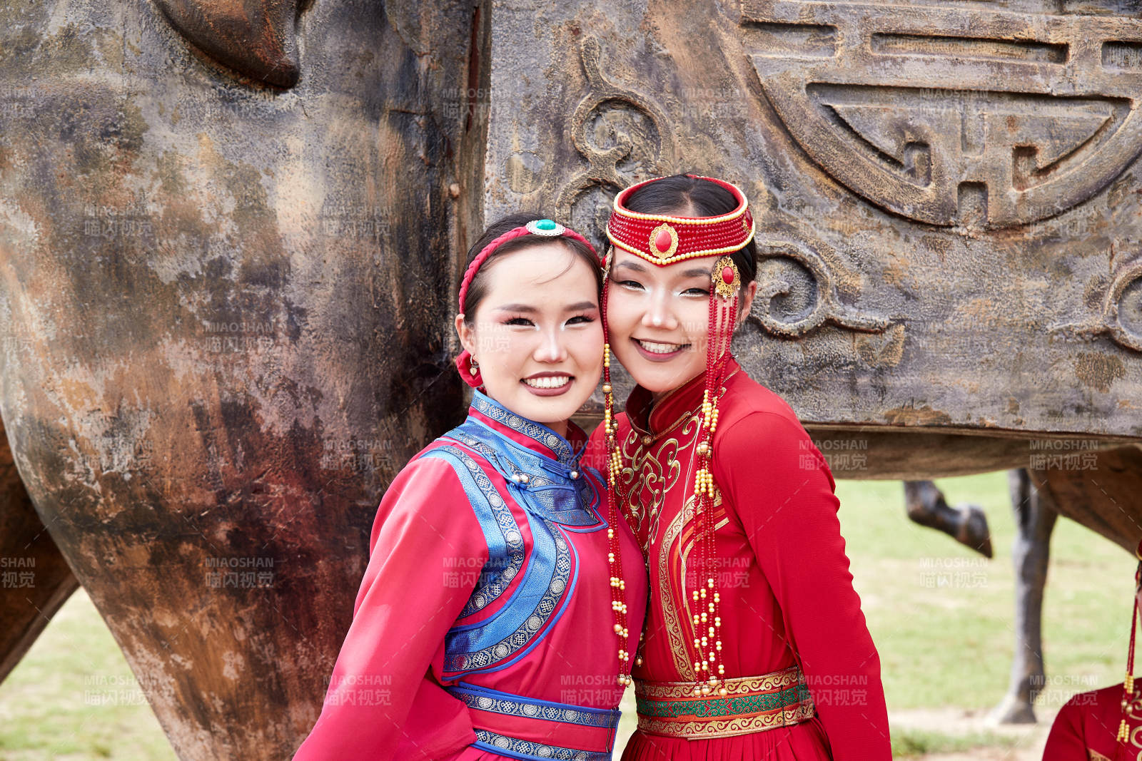 那达慕大会上穿蒙古族传统服饰的蒙族姑娘图片