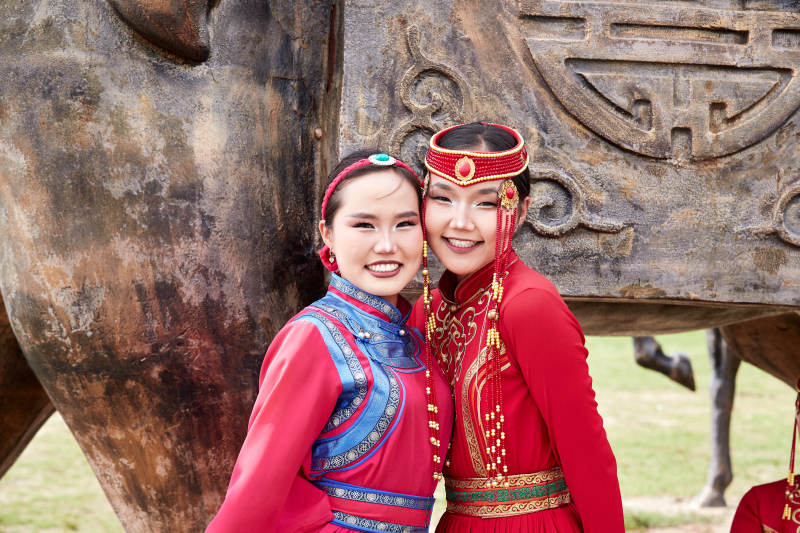 那达慕大会上穿蒙古族传统服饰的蒙族姑娘图片