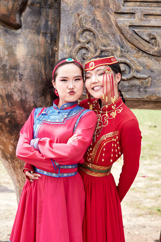 那达慕大会上穿蒙古族传统服饰的蒙族姑娘图片