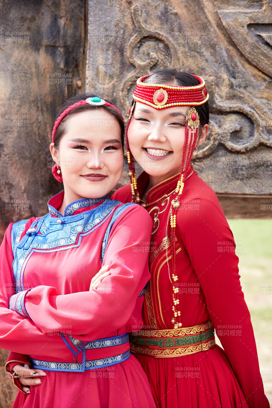 那达慕大会上穿蒙古族传统服饰的蒙族姑娘图片