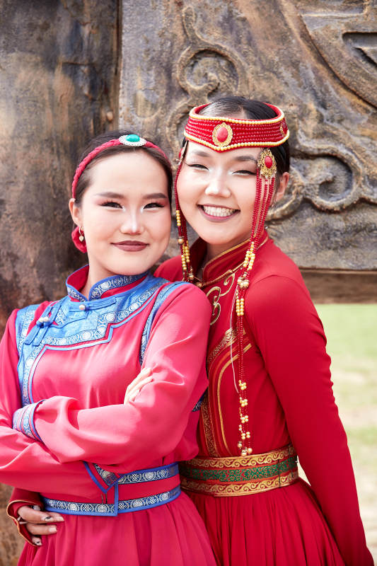 那达慕大会上穿蒙古族传统服饰的蒙族姑娘图片